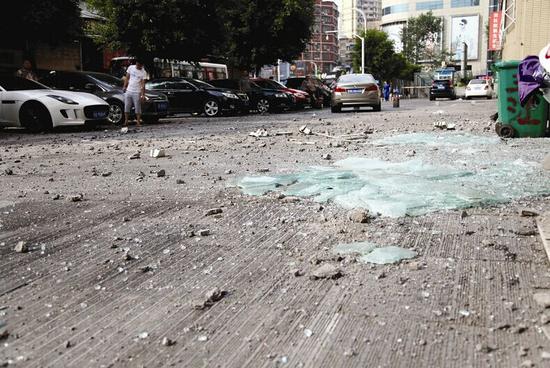 宜昌大风吹梧桐折腰砸四车 30层楼顶掉砖吓路