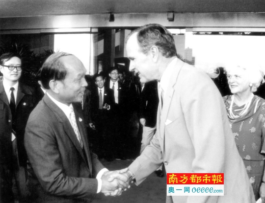 ●●1985年,时任美国副总统的老布什和夫人芭芭拉下榻白天鹅。芭芭拉还手写感谢信赞白天鹅“是世界上最好的宾馆之一”。白天鹅宾馆供图