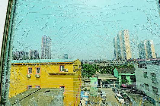 图为:隔音屏上全是密密的裂纹