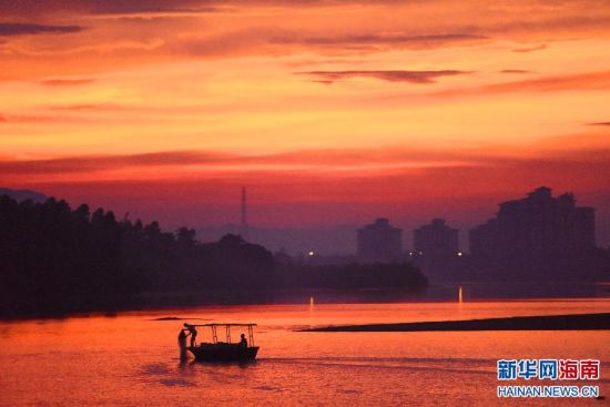 海南琼海迎来漂亮的晚霞