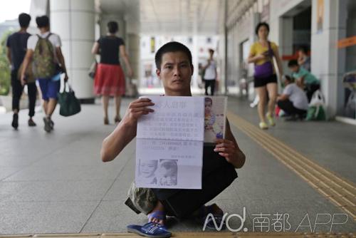 陈升宽夫妻二人的腿脚都有残疾,找儿子,全靠双手撑着路。南都记者 张志韬 摄