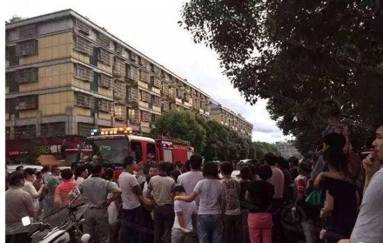 男童被锁宝马车内1小时 妈妈不愿砸玻璃