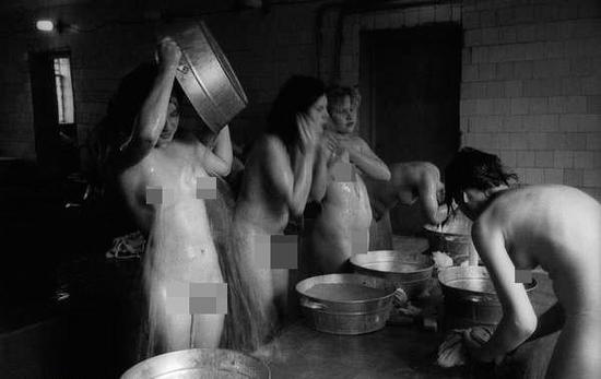 在许多场合,妇女们总是怀着好奇的目光,一些人很认真地与我合作,而大部分人却常常是害羞的,吃吃地笑着或远远地注视着照相机。随着彼此之间的接触了解,她们才逐渐适应了我的采访拍摄,包括能放松自如地在照相机的镜头前淋浴。