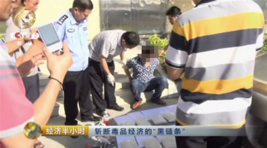 宝马车主被控制后彻底陷入绝望。