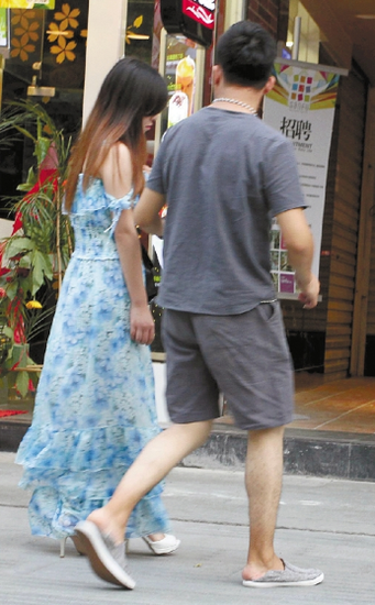 金华闹市男美容推销员街头拉客 言语轻浮乱摸