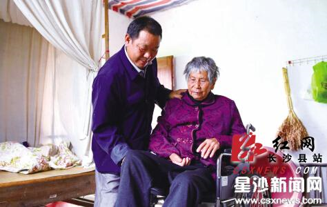 　　2013年，岳母突然中风，完全丧失了自理能力。吃饭、穿衣、上厕所，都要靠潘国平来帮。细心的他边学边做，把老人照顾得非常周到