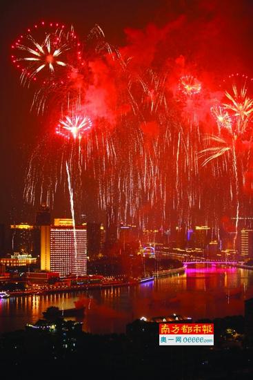 2012年1月23日晚,广州白鹅潭的最后一次烟花晚会。当晚白天鹅宾馆全面亮灯。