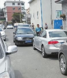 因为司机斗气,这条路堵了很长时间 新文化记者惠禾摄