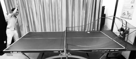 鄭州市桐柏路與中原路交叉口地下納涼點內裝備的乒乓球機