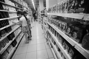 昨日,江东一家超市内,市民正在选购头发洗护用品。
