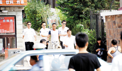 一名强行拉客者被执法人员控制