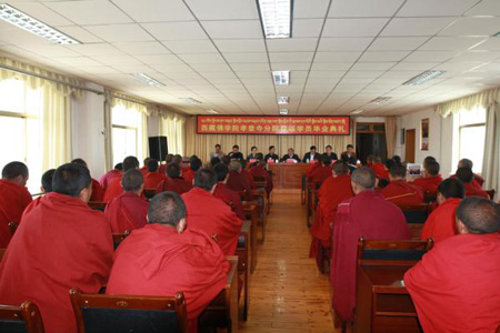 西藏佛学院孝登寺分院举行首届学制班学员毕业典礼