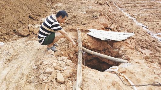 小区居民到一里外地方打水