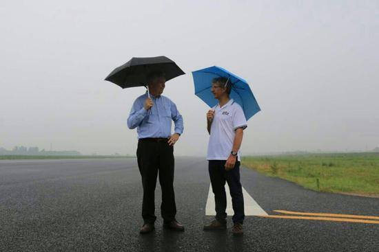 馬克和韋恩冒雨考察機(jī)場(chǎng)