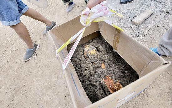 图为:炸弹被装进纸箱准备运走 楚天都市报记者萧颢摄