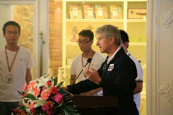 環球航空嘉年華飛行表演隊CEO馬克開票儀式上致辭