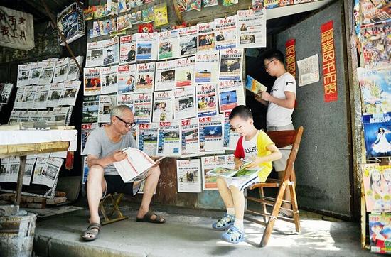 图为:书屋里只有顾客没有老板