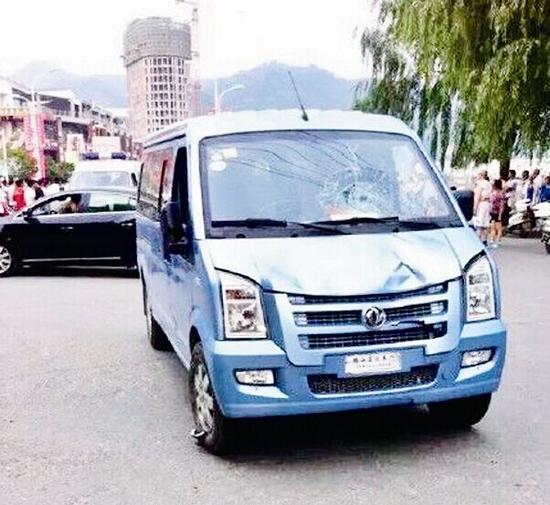 图为:肇事面包车
