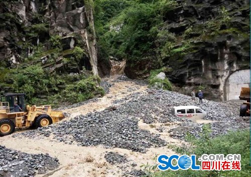 瀑布沟交警大队立即组织民警在乌斯河上沙坝设置交通管制点对省道