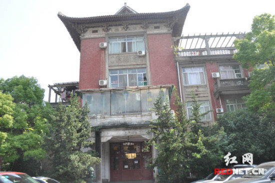 湘江宾馆中栋是1954年经当时的湖南省人民委员会批准，新建的一栋三层客房，主要用于接待国外宾客