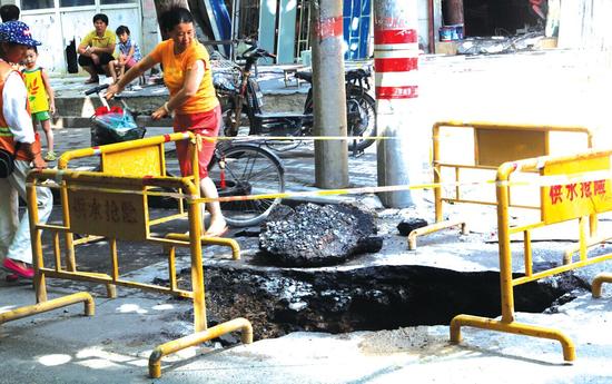 鄭州南陽路群英路口路面塌陷