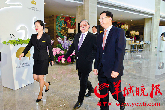 昨日,霍英东集团主席霍震霆(中)出席白天鹅宾馆复业仪式 羊城晚报记者 宋金峪 摄