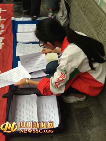 已报考了武汉大学的树德中学高三毕业生,正在整理放在地上的“学霸笔记”