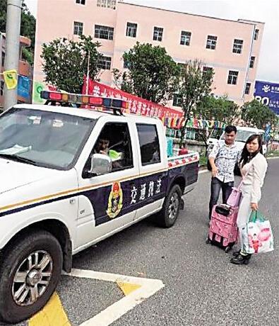 ▲被撵下车的乘客