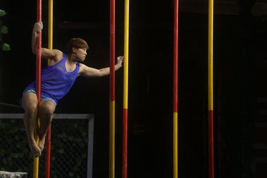 『全能极限王』开播 八块腹肌露肉闯关 - 娱乐