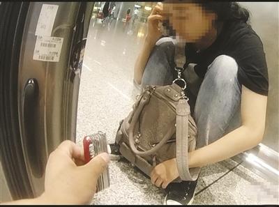 女孩在火车站欲割腕幸获救。