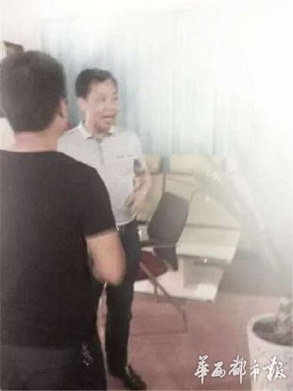熊艾春(白衣)大闹社区网站。