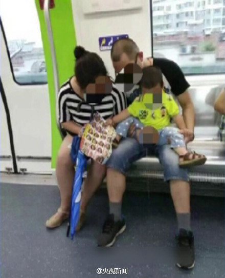 夫妻地铁上替孩子把尿 8旬志愿者替其清理(图)