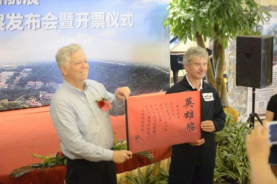 馬克和韋恩撒出“中原飛行大會招飛英雄帖”