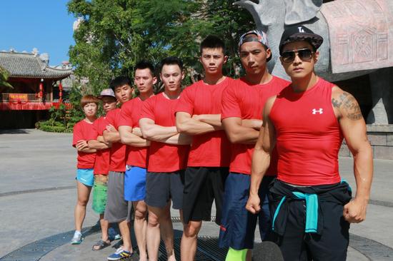 『全能极限王』开播 八块腹肌露肉闯关 - 娱乐