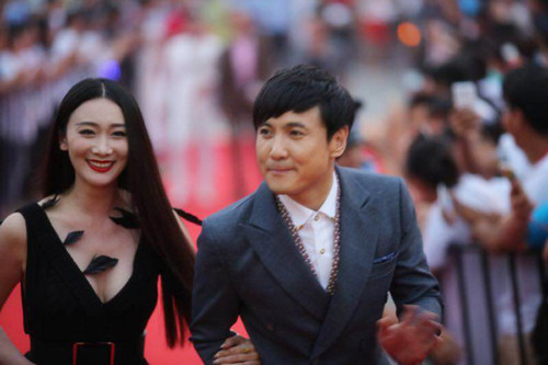 于果性感深V大气优雅 大秀事业线气场足|于果