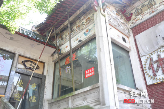 由于年久失修和保护不力，部分屋檐只能靠柱子支撑。
