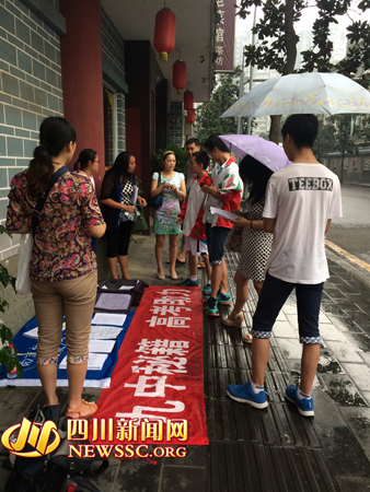 孙维松和他的小伙伴们正在销售他们的“学霸笔记”