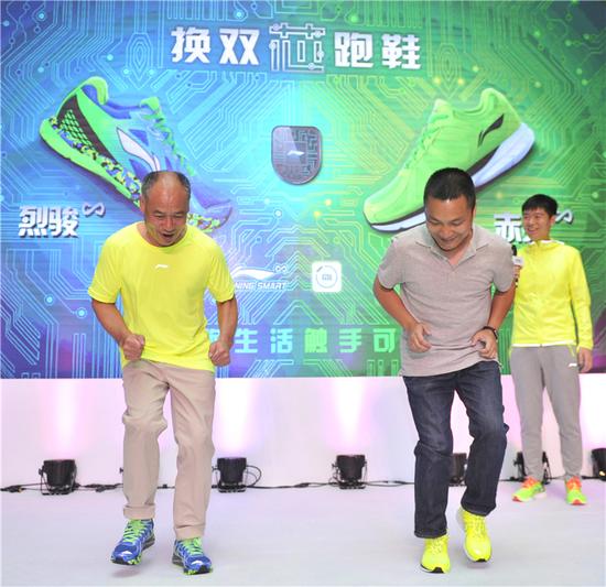 李宁公司创始人李宁先生、华米科技创始人黄汪先生现场进行“步频”挑战。