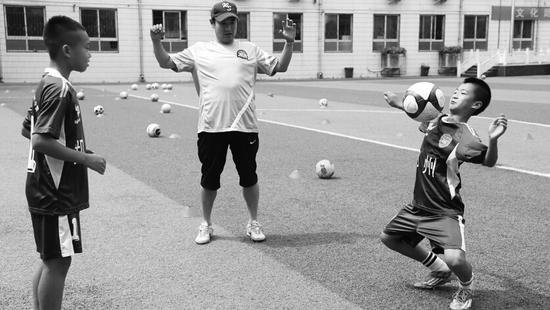 河南5名足球少年公费留学西班牙 爆发力强足球