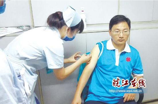 图为刘志文在医院注射细胞动员剂。