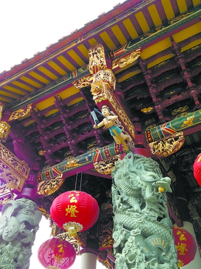 玄妙观三清殿上两个南音艺术造像。李以健 摄