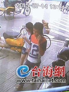 监控显示,林春菊和陌生男子消失在紫金药店门口