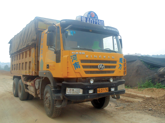 被扣留的渣土車之一