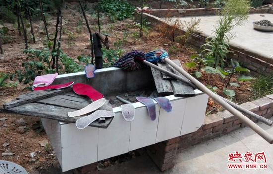 村民家中廢棄5年的水龍頭和配套的水槽 