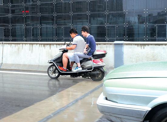 電動車橋上疾駛