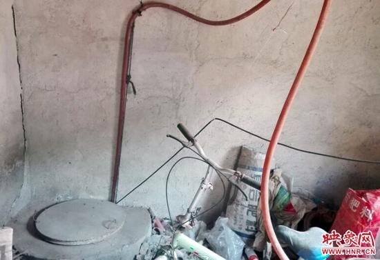 村民家自建的水窖，收集的雨水匯集到這里澄清后使用 