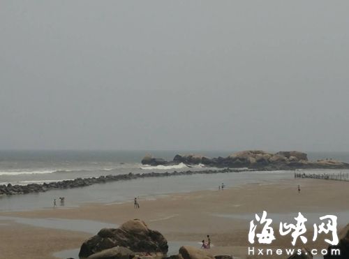 4个少年正是在远处的礁石旁玩耍后,准备往回走时,被浪卷走的