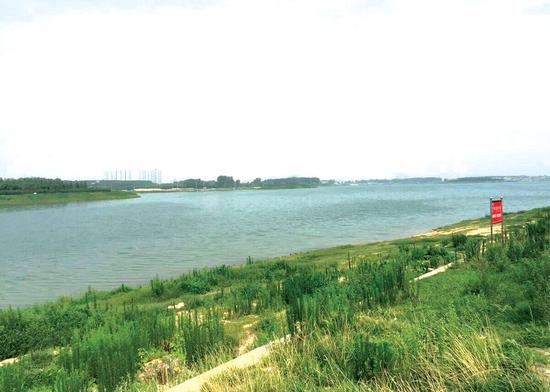 鄭東新區龍湖水域面積很大