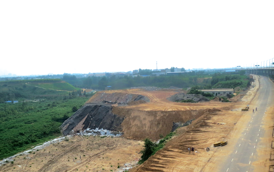 多辆豪车现场指挥渣土车倒土