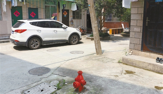杭州一小区消防栓常刮车 有住户半年维修费花